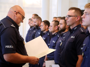 Listy gratulacyjne w uznaniu za profesjonalizm stołecznych policjantów