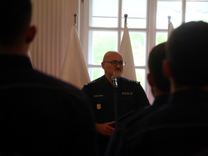 Listy gratulacyjne w uznaniu za profesjonalizm stołecznych policjantów