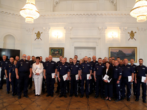 Listy gratulacyjne w uznaniu za profesjonalizm stołecznych policjantów