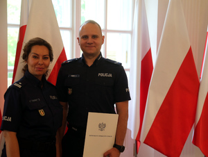 Listy gratulacyjne w uznaniu za profesjonalizm stołecznych policjantów