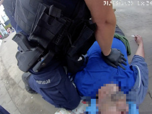 Na ratunek mężczyźnie ruszyli policjanci-Walkę o jego życie zarejestrowały kamery