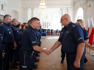 Listy gratulacyjne i nagrody dla stołecznych policjantów