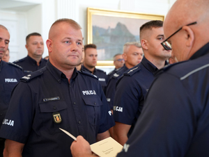 Listy gratulacyjne i nagrody dla stołecznych policjantów