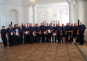 Listy gratulacyjne i nagrody dla stołecznych policjantów