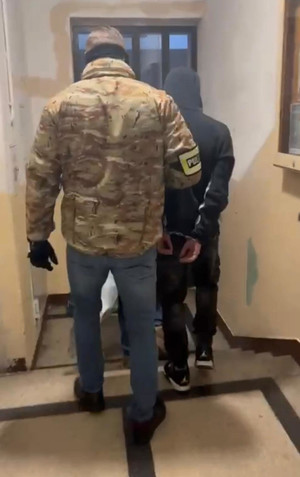 Poprosił o wskazanie drogi, po czym brutalnie zaatakował-został aresztowany