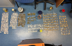 Przygotowane do sprzedaży narkotyki ukryte w pojemnikach i słoikach - kryminalni zatrzymali dilera