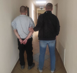 Policjanci z Pragi Południe zatrzymali podejrzanego, który rzucił się z nożem na sąsiada