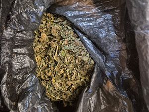 Zatrzymani przez policjantów odpowiedzą za wprowadzanie do obrotu narkotyków