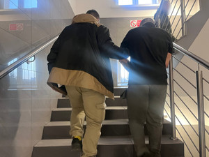 Ukrył się w szafie, potem próbował uciekać – trafił na dwa lata za kratki