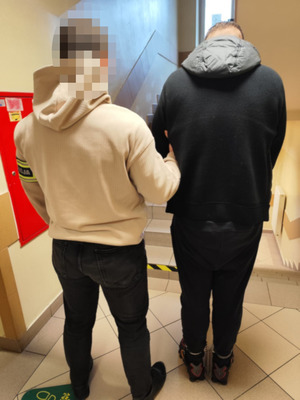 Zagroził pracownikom i ukradł pieniądze. Został zatrzymany i trafił do aresztu