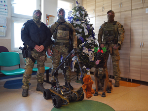 Stołeczni policjanci w roli Mikołajów – wyjątkowe spotkanie w Warszawskim Centrum Opieki Medycznej „Kopernik”