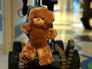 Stołeczni policjanci w roli Mikołajów – wyjątkowe spotkanie w Warszawskim Centrum Opieki Medycznej „Kopernik”