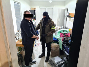 Stołeczni policjanci zlikwidowali szwalnię, w której podrabiano znaki towarowe światowych marek