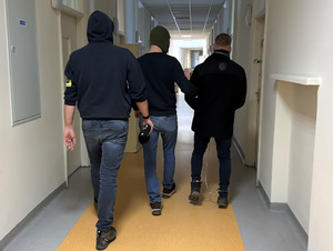 Z bagażnikiem pełnym narkotyków zaparkował tuż obok radiowozu