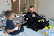 Dzielnicowy z Radzymina z sercem dla najmłodszych - wizyta w Centrum Zdrowia Dziecka