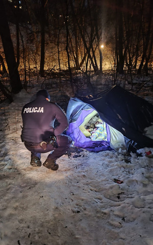 Pomagamy i chronimy - policjanci garnizonu stołecznego wspierają osoby w kryzysie bezdomności