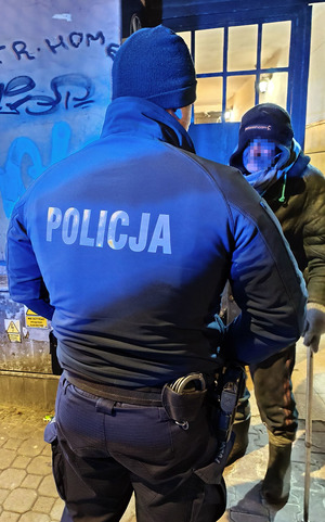 Pomagamy i chronimy - policjanci garnizonu stołecznego wspierają osoby w kryzysie bezdomności