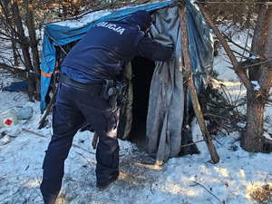 Pomagamy i chronimy - policjanci garnizonu stołecznego wspierają osoby w kryzysie bezdomności
