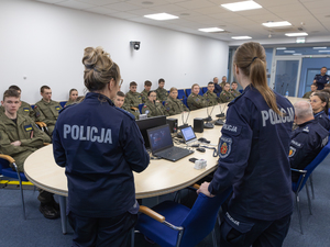 Wizyta uczniów Akademickiego Liceum Ogólnokształcącego w Białej Podlaskiej o profilu mundurowym w Komendzie Stołecznej Policji