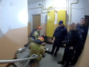 Policjanci z Oddziału Prewencji wynieśli mężczyznę z zadymionego mieszkania