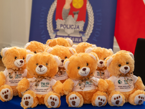 Przekazanie maskotek z numerem 116 111 dla dzieci doświadczających problemów związanych z uzależnieniami w rodzinie oraz przemocą domową