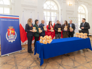 Przekazanie maskotek z numerem 116 111 dla dzieci doświadczających problemów związanych z uzależnieniami w rodzinie oraz przemocą domową