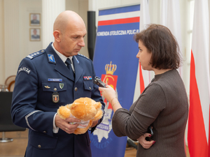 Przekazanie maskotek z numerem 116 111 dla dzieci doświadczających problemów związanych z uzależnieniami w rodzinie oraz przemocą domową