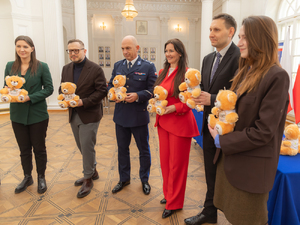 Przekazanie maskotek z numerem 116 111 dla dzieci doświadczających problemów związanych z uzależnieniami w rodzinie oraz przemocą domową