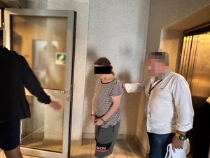 W przeszłości zgłaszała fikcyjne zagrożenia i obserwowała działania służb, a teraz zaatakowała policjanta