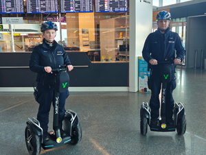 Policjanci na Lotnisku Chopina patrolują terminal poruszając się pojazdami Segway