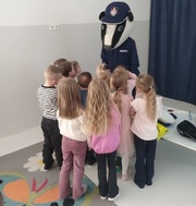 Spotkanie przedszkolaków z policyjnym borsukiem