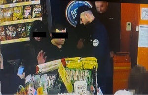 Para ukradła chipsy, zaatakowała i znieważyła kasjerki na tle narodowościowym