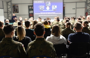 ZAWÓD POLICJANT – SPOTKANIE Z UCZNIAMI KLAS O PROFILU MUNDUROWYM I LO PUL Wołomin im. 111 Eskadry Myśliwskiej