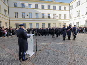 Ślubowanie nowo przyjętych policjantów w Komendzie Stołecznej Policji