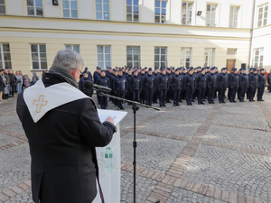 Ślubowanie nowo przyjętych policjantów w Komendzie Stołecznej Policji