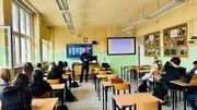 Profilaktyk z Bielan rozmawiał z uczniami o przyszłości w Policji i relacjach rówieśniczych