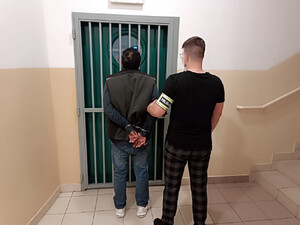 Papierosy i podróbki zabezpieczone przez policjantów. Zatrzymany 34-letni obywatel Indii
