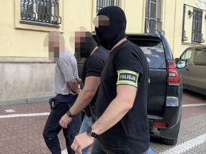 Zatrzymani Rosjanie, nielegalna broń palna i amunicja w mieszkaniu na Woli – efekt działań stołecznej Policji i ABW
