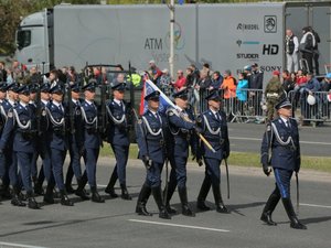 Kompania reprezentacyjna polskiej Policji podczas wielkiej defilady