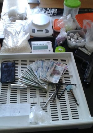 Narkotyki, pieniądze i inne przedmioty zabezpieczone przez policjantów