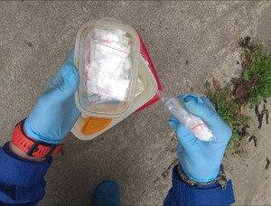 To, co zaczęli policjanci dokończył specjalnie szkolony pies