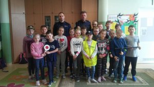 Spotkanie policjanta z dziećmi w szkole podstawowej
