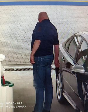 Zdjęcia zatrzymanego mężczyzny z monitoringu