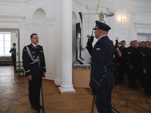 Dowódca uroczystości składa meldunek Komendantowi Stołecznemu Policji