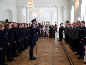 Dowódca uroczystości składa meldunek Komendantowi Stołecznemu Policji