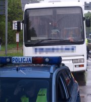 Kontrola autokaru przez policjantów