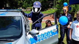 Policjanci podczas zabaw z najmłodszymi z okazji Dnia Dziecka