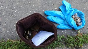 Odzyskane przez policjantów monety i biżuteria ukryta w rękawiczce