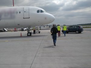 Policjanci w trakcie czynności na lotnisku