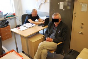 Mężczyzna podejrzany o przestępstwo w trakcie przesłuchania przez policjanta